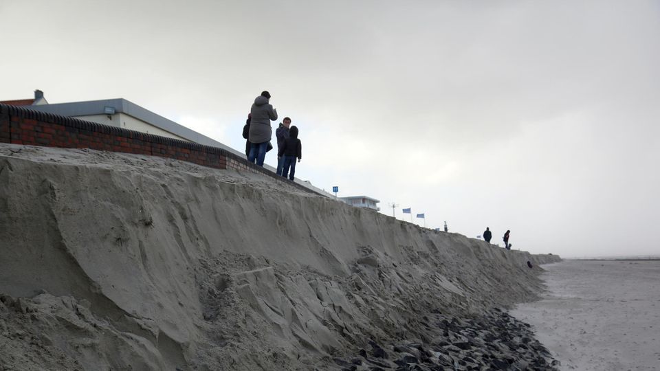 Sturm "Herwart" und die Flut haben erhebliche Teile des Bade- und Burgenstrandes auf Wangerooge fortgespült