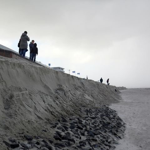 Sturm "Herwart" und die Flut haben erhebliche Teile des Bade- und Burgenstrandes auf Wangerooge fortgespült
