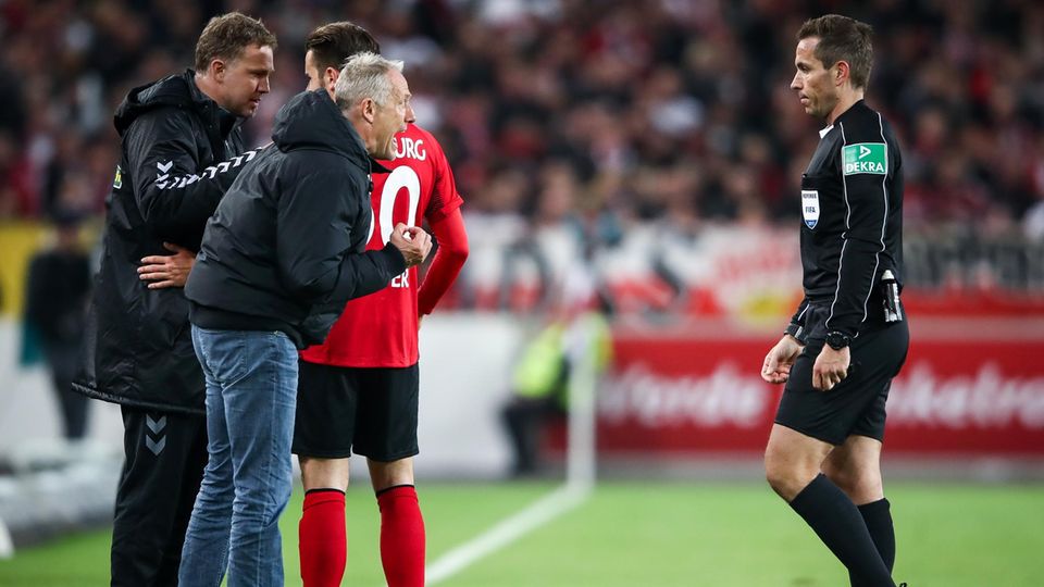 Keiner schimpft so leidenschaftlich wie er: SC-Freiburg-Trainer Christian Streich im Disput mit Schiedsrichter Tobias Stieler Keiner schimpft so leidenschaftlich wie er: SC-Freiburg-Trainer Christian Streich im Disput mit Schiedsrichter Tobias Stieler