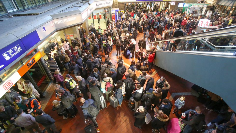 In vielen Bahnhöfen bildeten sich lange Schlangen. Das dürfte auch am Montag mancherorts so sein