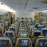 Blick in die Economy Class im Hauptdeck von Singapore Airlines im Jahre 2007: Wie im Jumbojet sind die Sitzreihen in 3-4-3er Anordnung, aber durch die 51 Zentimeter breitere Kabine haben die Passagiere wesentlich mehr Ellenbogenfreiheit.