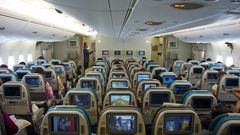 Blick in die Economy Class im Hauptdeck von Singapore Airlines im Jahre 2007: Wie im Jumbojet sind die Sitzreihen in 3-4-3er Anordnung, aber durch die 51 Zentimeter breitere Kabine haben die Passagiere wesentlich mehr Ellenbogenfreiheit.