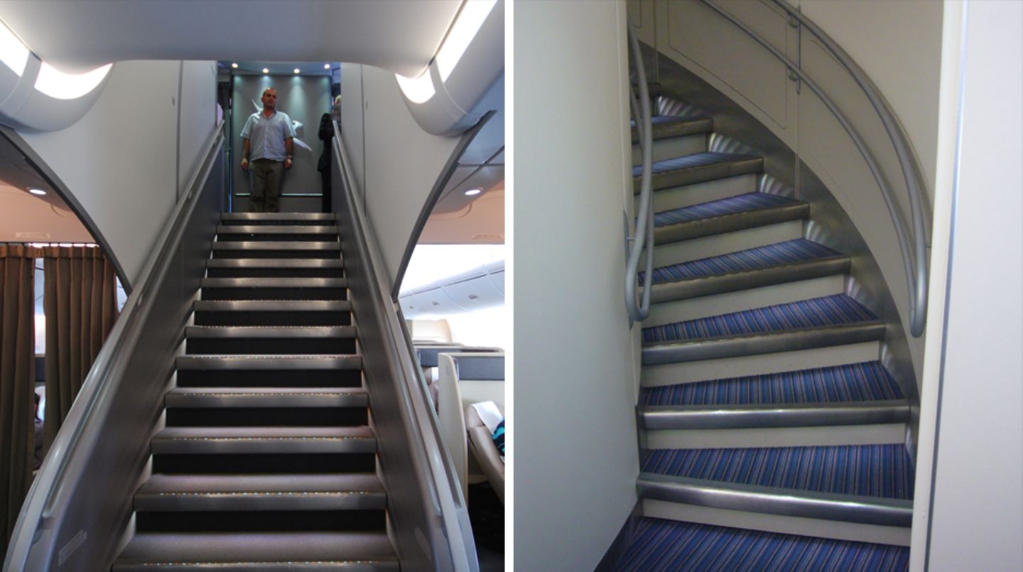 Das besondere an der A380: Das Großraumflugzeug besteht aus zwei durchgehenden Passagierdecks. Im vorderen Teil führt eine Treppe zum Upper Deck mit der Business Class (linkes Bild: Qantas), im Heck eine gebogene Treppe nach oben (rechtes Bild: Singapore Airlines).