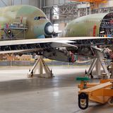 Der Rumpf wird im Airbus-Werk in Toulouse endmontiert. Insgesamt besteht das Flugzeug aus vier Millionen Einzelteilen. An der Fertigung sind 1500 Firmen aus 30 Ländern beteiligt.