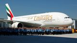 Jubel bei der Auslieferung des ersten Airbus A380 an Emirates im Juli 2008, dem mit Abstand größten Kunden dieses Flugzeuges. Die Airline wird am 3. November 2017 ihr 100. Exemplar erhalten.