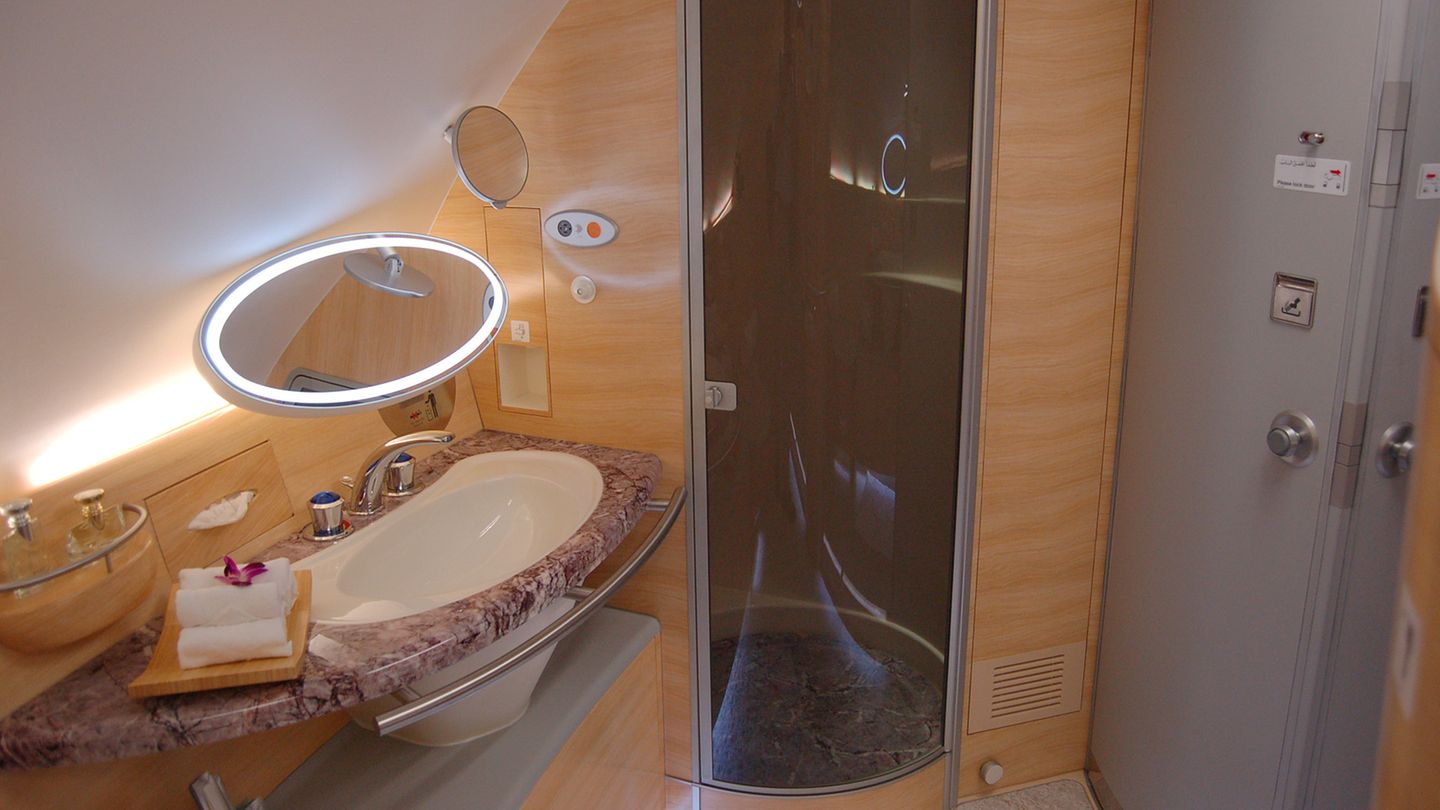 Ein geschickter Marketing-Gag: Emirates ist die einzige Fluggesellschaft, die in ihrer First Class zwei voll ausgestattete Waschräume inklusive Duschmöglichkeiten eingeführt hat.