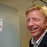 Zur Übergabe-Zeremonie in Hamburg-Finkenwerder kam 2007 auch Prominenz. Boris Becker inspizierte die Duschen für Passagiere der First Class - für maximal zwei Personen geeignet, worauf das Schild an der Tür hinweist.