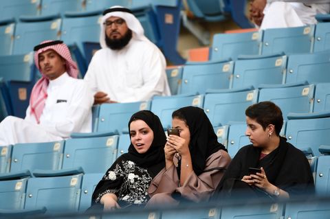 Frauen im Stadion in Saudi-Arabien