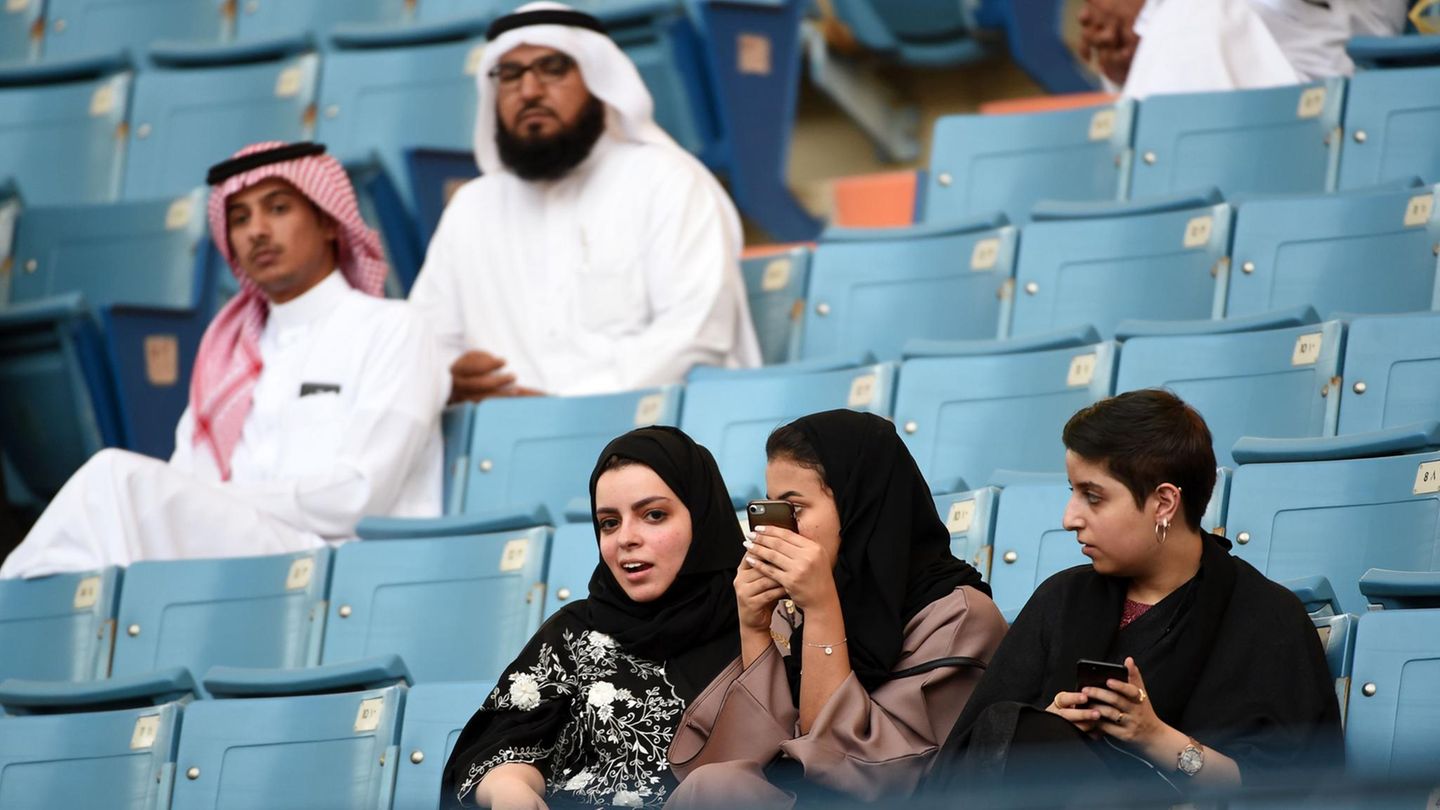 Frauen im Stadion in Saudi-Arabien
