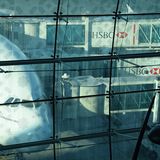 Umsteigen in Dubai durch drei Passagierbrücken auf zwei Ebenen. Das A380-Streckennetz von Emirates umfasst inzwischen 45 Städte in Afrika, Asien, Australien, Europa und Amerika. Weltweit wurden inzwischen von der arabischen Airline allein mehr als 80 Millionen Passagiere befördert.