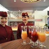 Auch im Oberdeck von Qatar gibt es eine Bar, die jedoch anders platziert ist: Als Treffpunkt zwischen den First und Business Class in Rumpfmitte. 