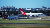 Schon seit 2008 gehört Qantas zu den ersten A380-Kunden. Von den 20 bestellten Exemplaren sind zwölf ausgeliefert. Die australische Airline ließ von einem Designer eigens für diesen Flugzeugtyp die gesamte Innenausstattung komplett neu gestalten. Als Ziel in Europa wird nur London-Heathrow mit der A380 angeflogen.
