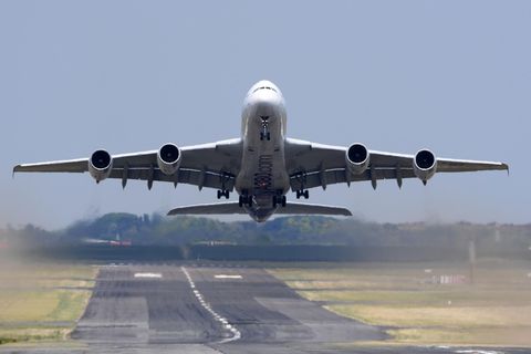 Ein Airbus A380 hebt ab
