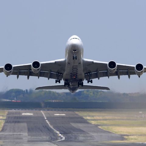 Ein Airbus A380 hebt ab