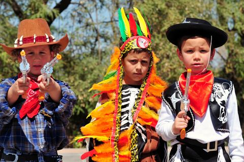Als Cowboy und Indianer verkleidete Kinder