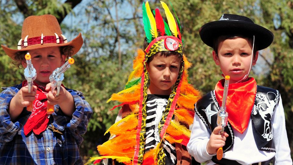 Als Cowboy und Indianer verkleidete Kinder