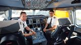 Arbeitsplatz Cockpit: Der Airbus A380 gilt als zuverlässig und sicher, auch bei den beiden bisher aufgetretenen Triebwerksproblemen. Viele neue Technologien kamen bei der A380 zum Einsatz wie ein Hydrauliksystem mit höherem Druck und Bauteile aus glasfaserverstärktem Aluminium beim Rumpf.