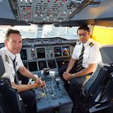 Arbeitsplatz Cockpit: Der Airbus A380 gilt als zuverlässig und sicher, auch bei den beiden bisher aufgetretenen Triebwerksproblemen. Viele neue Technologien kamen bei der A380 zum Einsatz wie ein Hydrauliksystem mit höherem Druck und Bauteile aus glasfaserverstärktem Aluminium beim Rumpf.