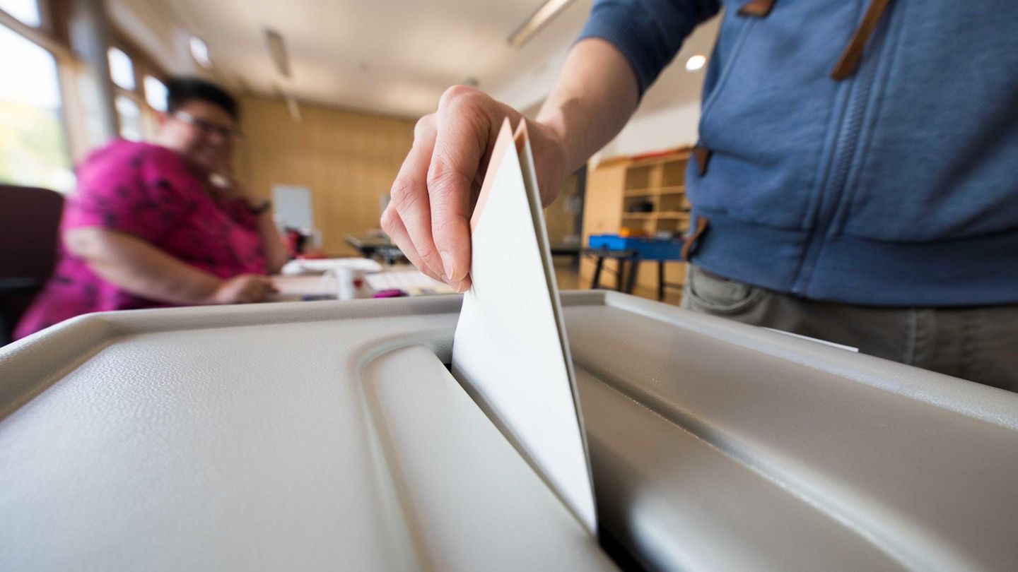 Stimmabgabe bei der Wahl - Mehrheit der Deutschen glaubt nicht an die Demokratie