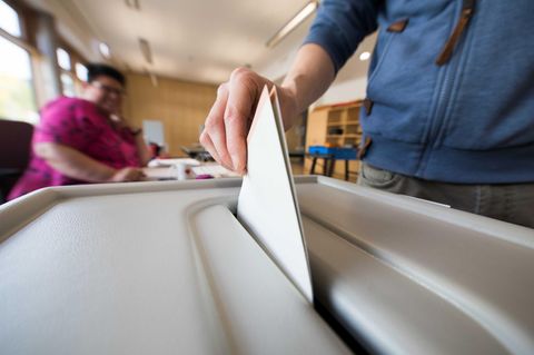 Stimmabgabe bei der Wahl - Mehrheit der Deutschen glaubt nicht an die Demokratie