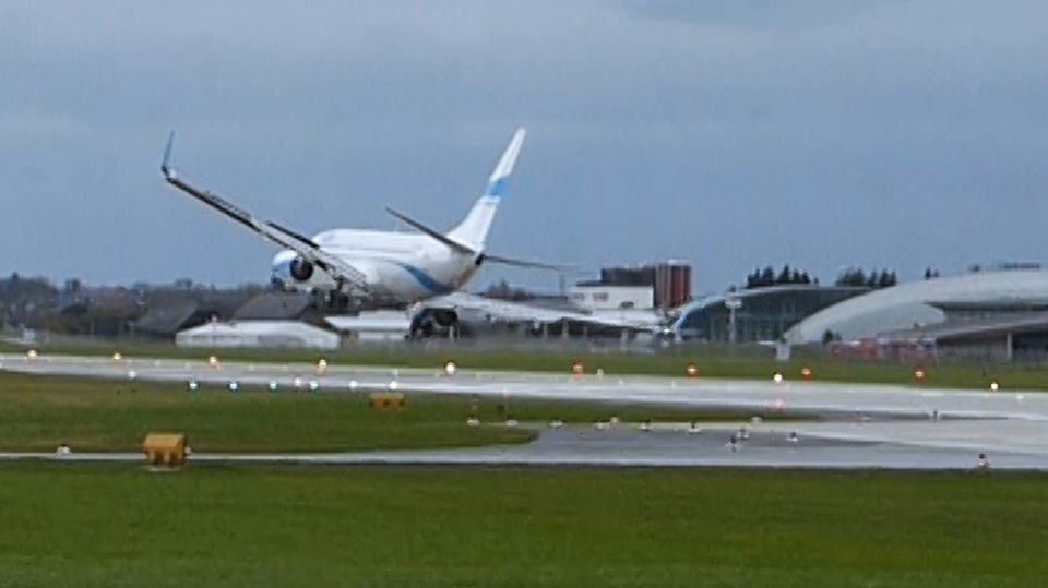 Salzburg: Spektakuläre Aufnahme: Pilot will im Sturm landen, doch dann muss er abrupt hochziehen