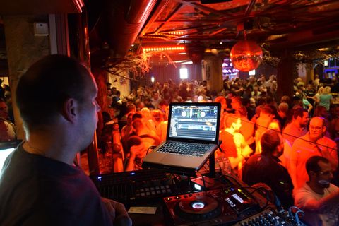 Ein DJ legt im Brauhaus in Willingen in Hessen auf.