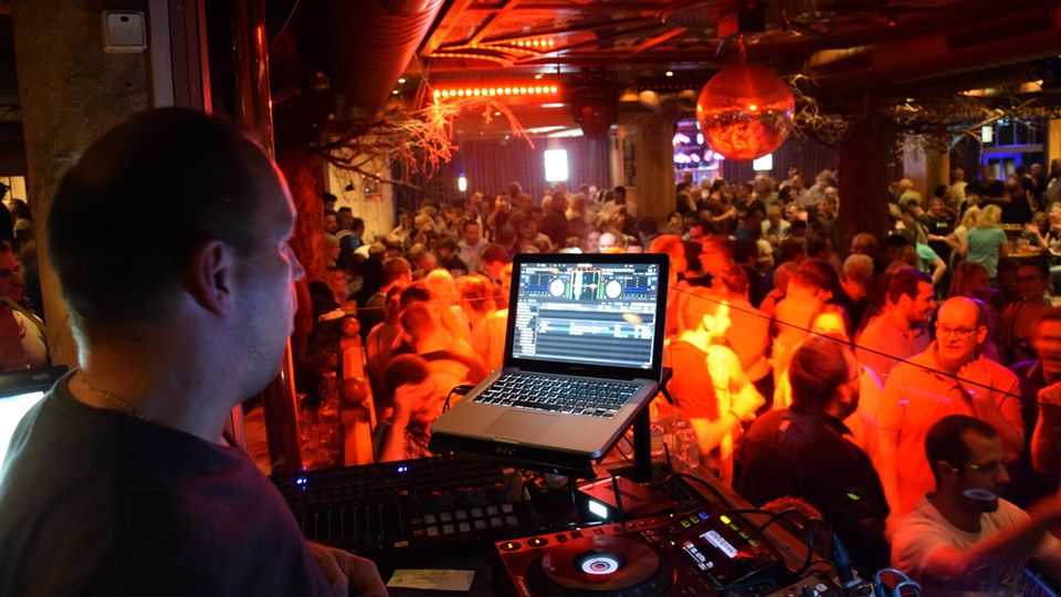 Ballermann im Sauerland: Ein DJ legt im Brauhaus in Willingen in Hessen auf. Ein DJ legt im Brauhaus in Willingen in Hessen auf.
