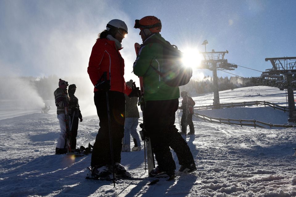 Ballermann im Sauerland: Auch ein Wintersportgebiet in Nordhessen: Skifahrer stehen im Gegenlicht an der Talstation in Willingen. Auch ein Wintersportgebiet in Nordhessen: Skifahrer stehen im Gegenlicht an der Talstation in Willingen.