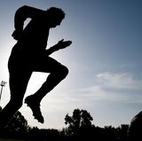 ... Übungen aus dem Bereich "High Intensity Zirkeltraining" verspricht die Anwendung, den Nutzer stärker und beweglicher zu machen.