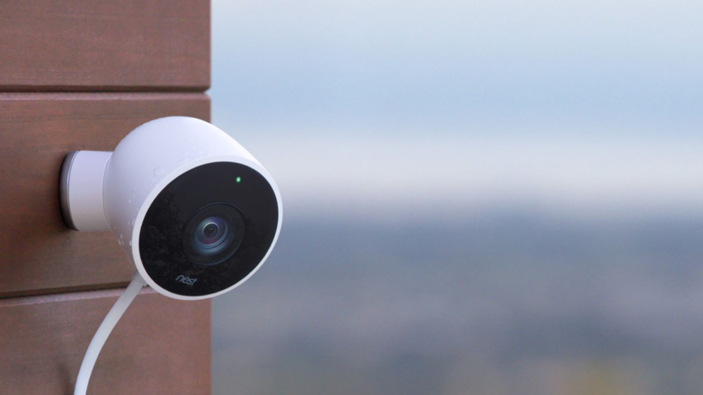 Sicherheitskamera für draußen: Nest Cam Outdoor  Der Testsieger der Outdoor-Sicherheitskameras kann auch mit einem tollen Preis punkten. Ab 180 Euro bekommt man eine sehr gut bedienbare Sicherheitskamera mit geringem Stromverbrauch, die zudem extrem wetterfest ist. Die Bilder bei schlechtem Licht und die Bewegungsauslösung könnten noch besser sein, sind aber in Ordnung. Das Gesamturteil: "Gut" (2,2).  Den vollständigen Test finden Sie gegen Gebühr unter test.de