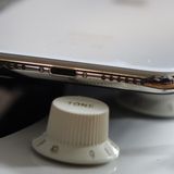 Apple: Geladen wird das iPhone X via Lightning-Stecker oder drahtlos via QI-Ladematte.