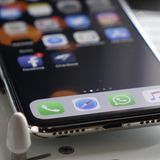 Apple: Es ist das erste Modell ohne den Home-Button. Stattdessen reicht das Display fast über die gesamte Front.