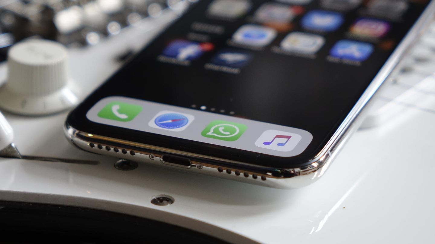 Apple: Vorne Glas, hinten Glas und in der Mitte hochglanzpolierter Edelstahl: Beim iPhone X verwendet Apple erstmals seit 2014 wieder ein neues Design.