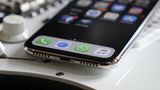Apple: Vorne Glas, hinten Glas und in der Mitte hochglanzpolierter Edelstahl: Beim iPhone X verwendet Apple erstmals seit 2014 wieder ein neues Design.