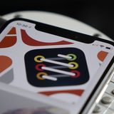 Apple: Nur an der Oberseite gibt es eine Aussparung. Darin steckt die neue Gesichtserkennungskamera.