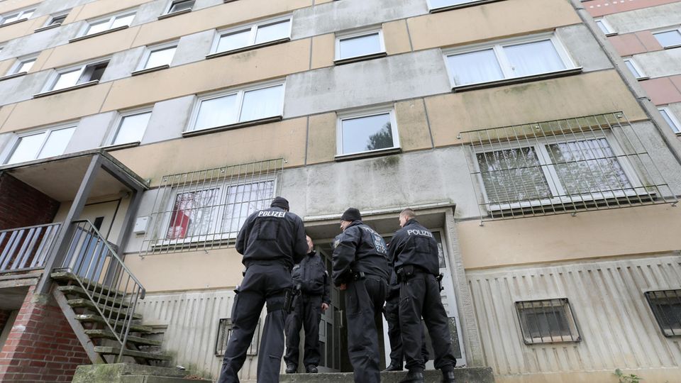 Polizisten im Plattenbauviertel Neu Zippendorf in Schwerin: Bei dem Einsatz der Anti-Terror-Einsatz wurde ein mutmaßlicher Islamist aus Syrien festgenommen.