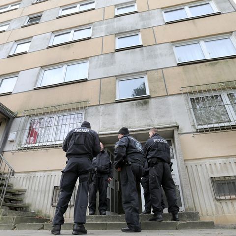 Polizisten im Plattenbauviertel Neu Zippendorf in Schwerin: Bei dem Einsatz der Anti-Terror-Einsatz wurde ein mutmaßlicher Islamist aus Syrien festgenommen.