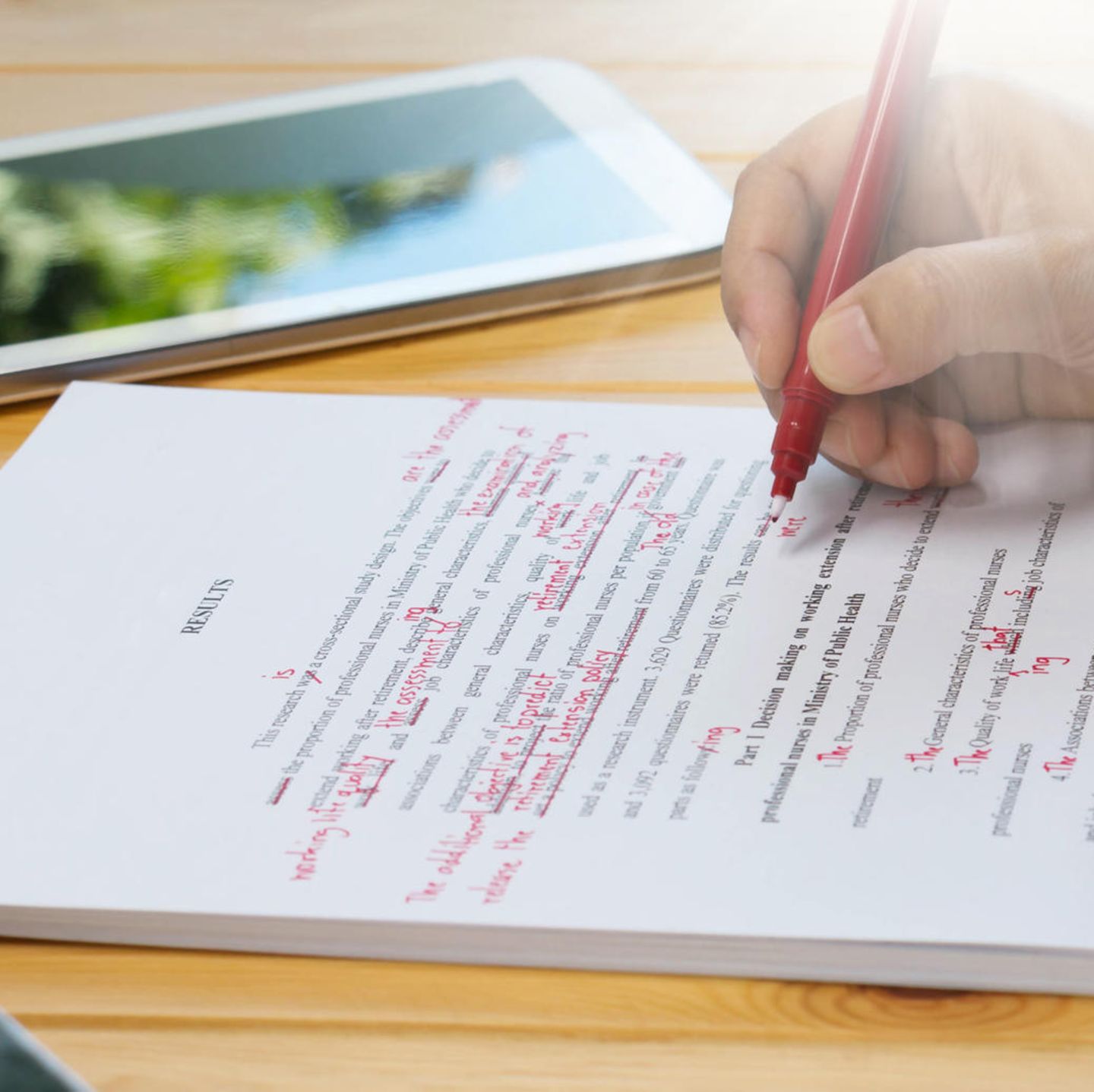 Papier mit rot markierten Rechtschreibfehlern