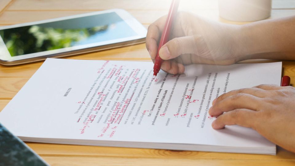 Papier mit rot markierten Rechtschreibfehlern Papier mit rot markierten Rechtschreibfehlern