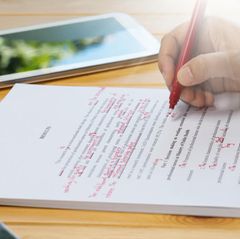 Papier mit rot markierten Rechtschreibfehlern
