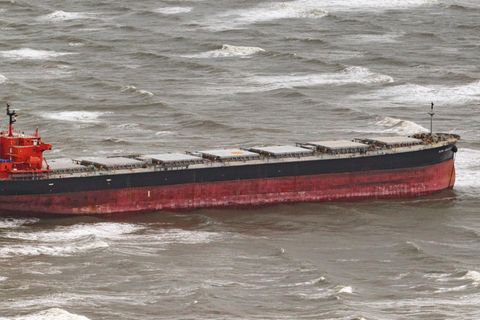 Der Sturm "Herwart" hat den 225 Meter langen Schüttgutfrachter "Glory Amsterdam" auf eine Sandbank vor den Ostfriesischen Inseln getrieben.