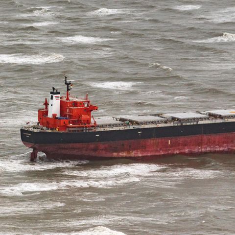 Der Sturm "Herwart" hat den 225 Meter langen Schüttgutfrachter "Glory Amsterdam" auf eine Sandbank vor den Ostfriesischen Inseln getrieben.
