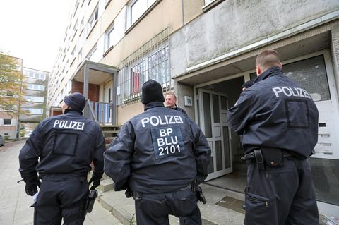 Polizisten vor dem Gebäude, in dem in Schwerin ein Syrer einen Terror-Anschlag vorbereitet haben soll
