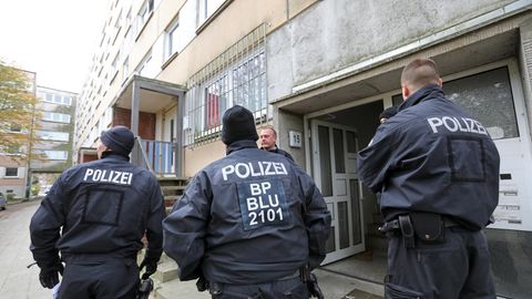 Polizisten vor dem Gebäude, in dem in Schwerin ein Syrer einen Terror-Anschlag vorbereitet haben soll