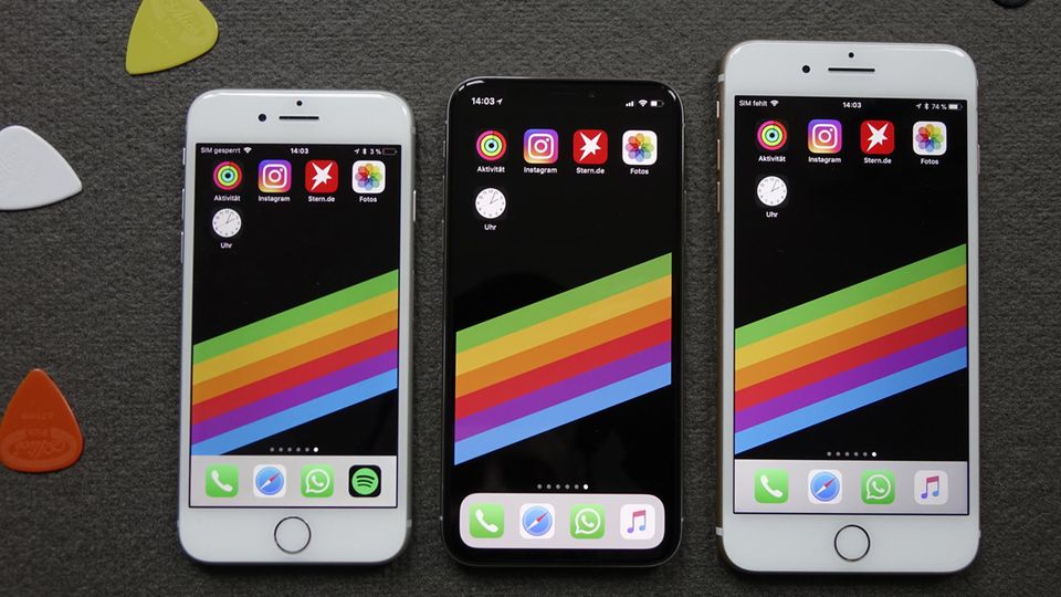 Das Gehäuse des iPhone X (Mitte) ist etwas größer als beim iPhone 8 (links), der Bildschirm ist aber größer als bei dem Plus-Modell (5,8 vs. 5,5 Zoll). Damit vereint es das Beste aus beiden Welten.
