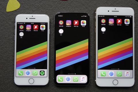 Das Gehäuse des iPhone X (Mitte) ist etwas größer als beim iPhone 8 (links), der Bildschirm ist aber größer als bei dem Plus-Modell (5,8 vs. 5,5 Zoll). Damit vereint es das Beste aus beiden Welten.