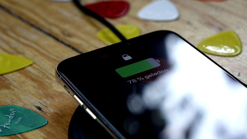 Wireless Charging funktioniert mit allen Qi-Ladegeräten. Günstige Modelle gibt es bereits für wenige Euro.