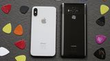 Ein Vergleich der Rückseiten. Huawei setzt auf eine andere Anordnung der Dualkamera - und einen Fingerabdruckscanner. Dadurch lassen sich die Telefone auf den ersten Blick unterscheiden.