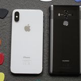 Ein Vergleich der Rückseiten. Huawei setzt auf eine andere Anordnung der Dualkamera - und einen Fingerabdruckscanner. Dadurch lassen sich die Telefone auf den ersten Blick unterscheiden.