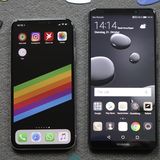 Konkurrenz aus China: Rechts neben dem iPhone X liegt das Huawei Mate 10 Pro. Es hat ein Sechs-Zoll-Display, allerdings minimal größere Rahmen.